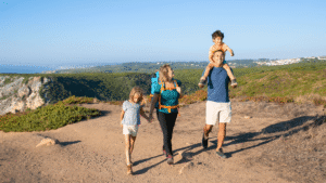 Zomerwandeling met gezin in Zwitserse bergdorpen, kindvriendelijk pad met uitzicht.