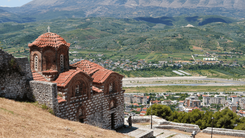 Gjirokastër – UNESCO-stad in Albanië met stenen huizen en kasteel