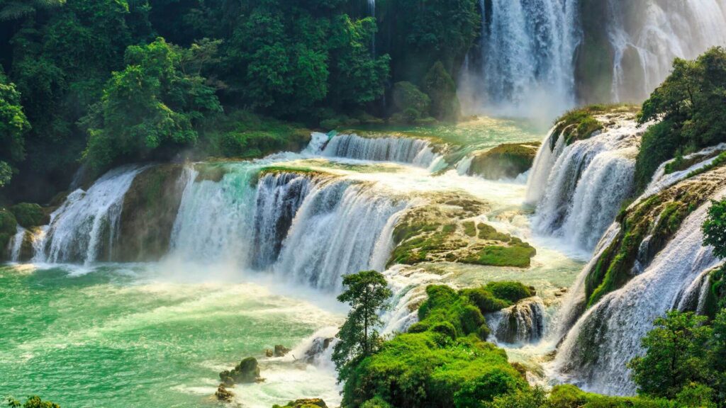 Waterval met helder blauw water bij Cambugahay Falls op Siquijor, Filipijnen