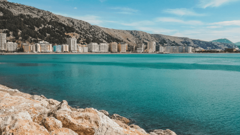 Uitzicht op de zee bij Vlora, een van de mooiste plekken van Albanië waar de Adriatische en Ionische zee samenkomen