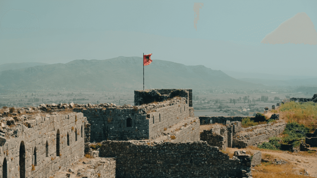 Rozafa-kasteel bij Shkodër, indrukwekkend middeleeuws fort met uitzicht over de rivier en stad.