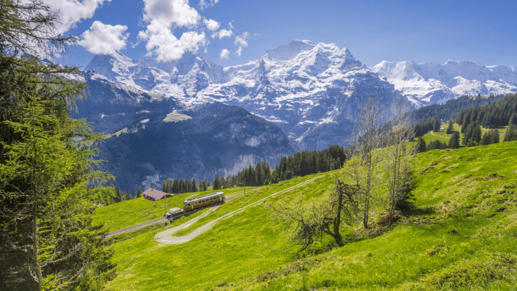 Zomerse wandelingen met kinderen in Zwitserse bergdorpen – uitzicht boven Wengen

