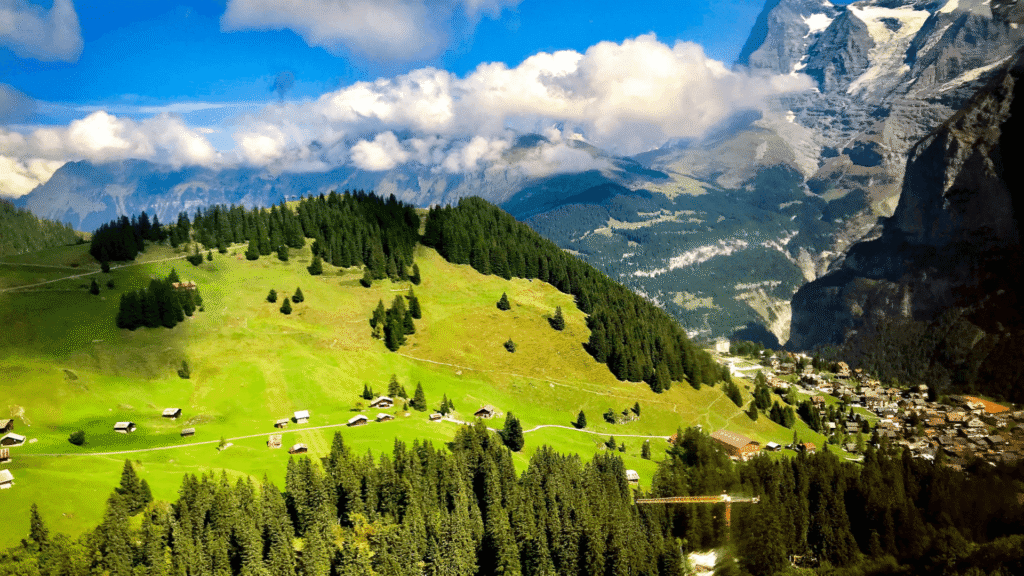 Kindvriendelijke wandeling in de zomer rond het bergdorp Saas-Fee, Zwitserland

