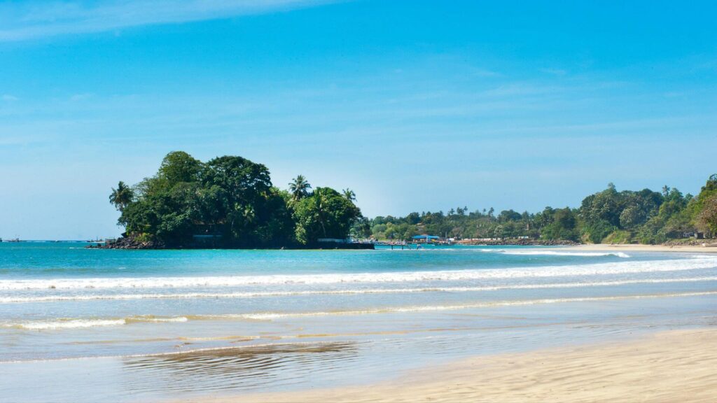 Wit zandstrand met helderblauw water op Boracay, Filipijnen