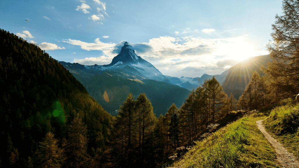 Uitzicht op de Matterhorn tijdens een gezinswandeling vanuit het bergdorp Zermatt in de zomer.
