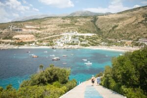 rachtig helderblauw water en zonovergoten strand aan de Albanese Riviera