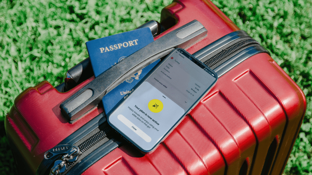 Koffers en paspoort klaar voor vertrek naar een luxe adults only vakantie.

