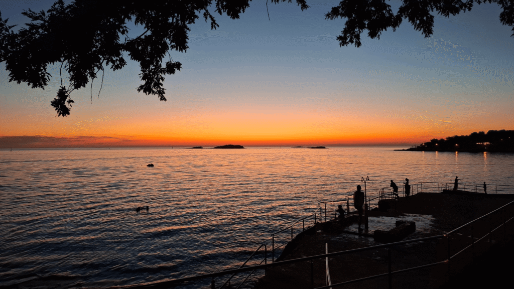 Zonsondergang aan de kust van Istrië tijdens een kindvriendelijke strandvakantie in Europa