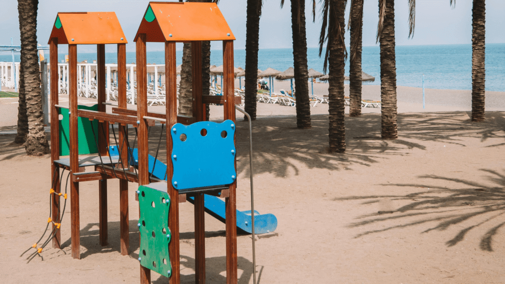 Speeltuin op het strand – ideaal voor een kindvriendelijke strandvakantie in Europa