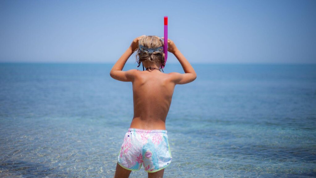 Rondreis Filipijnen met kinderen – snorkelen bij een kindvriendelijk strand