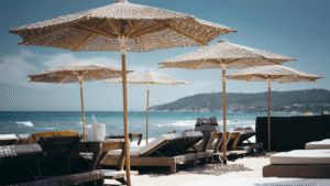 Uitzicht op infinity pool en zee bij een adults only resort in Turkije.