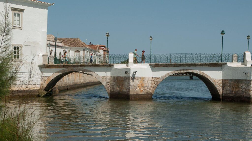 Zicht op de Romeinse brug en historische gebouwen in het charmante stadje Tavira in de Algarve  