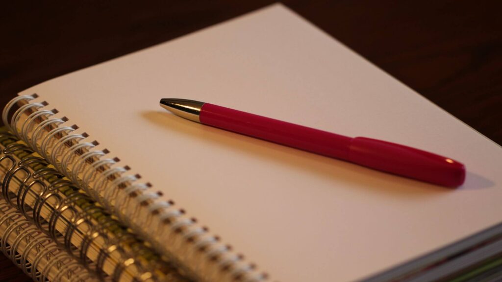 Reisbudget plannen met notitieboek 