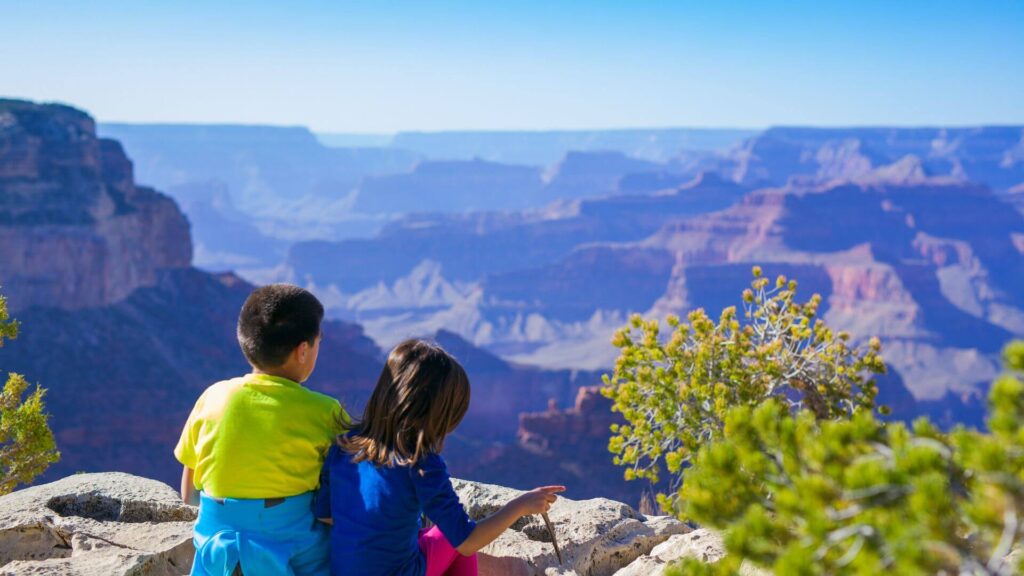 Bergwandeling tijdens een strandvakantie of bergvakantie met kinderen in Europa