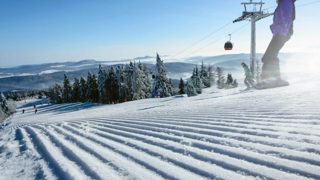 Skigebieden voor beginners 2025/2026: overzicht van Alpe d’Huez met brede blauwe pistes