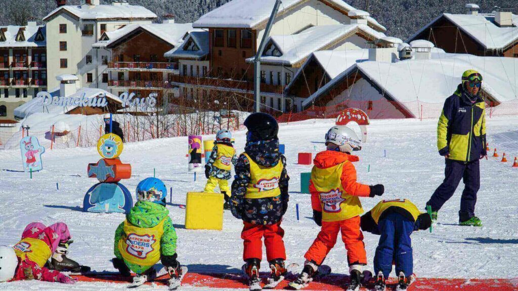 Skigebieden voor beginners 2025/2026: kinderen leren skiën op oefenweide