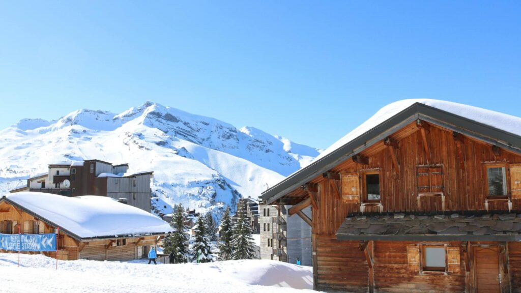 Skigebieden voor beginners 2025/2026: berghut met berg op de achtergrond