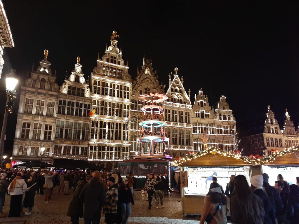 Kerstmarkten in Europa met sfeervolle lichtjes, houten kraampjes en bezoekers die genieten van glühwein en lekkernijen.