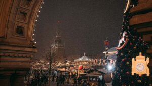 Sfeervolle kerstmarkt in Europa met lichtjes, kraampjes en glühwein