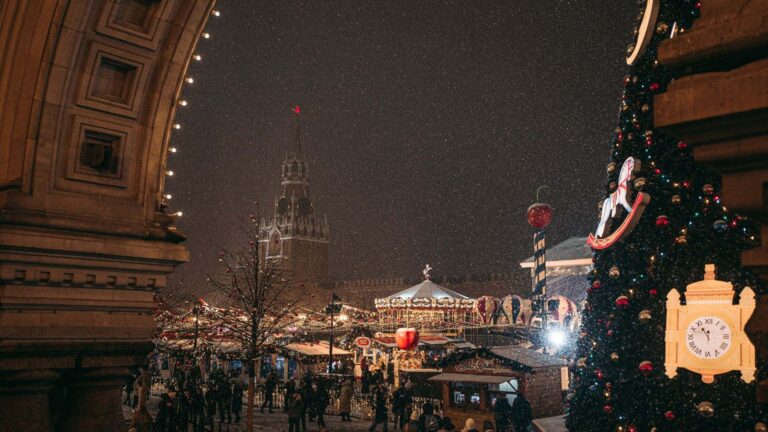 Sfeervolle kerstmarkt in Europa met lichtjes, kraampjes en glühwein