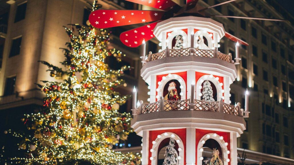 Verlichte kerstboom en traditionele kersttoren op de Salzburger Christkindlmarkt