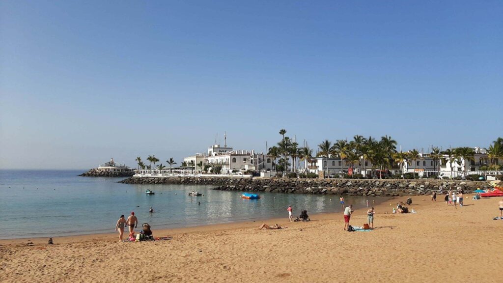Playa de Mogán strand op Gran Canaria – winterzon op de Canarische Eilanden
