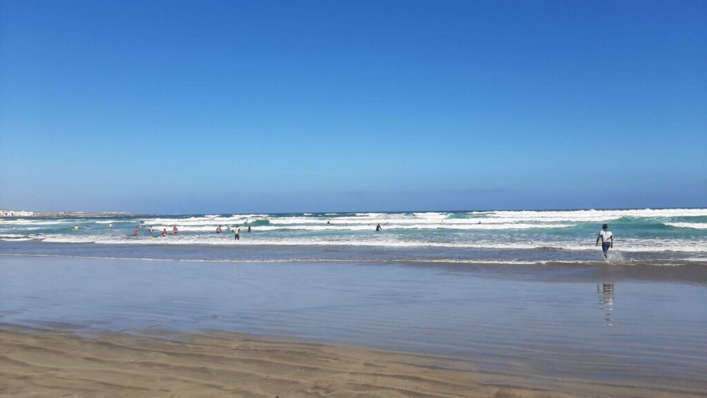 Windsurfers op Fuerteventura – winterzon op de Canarische Eilanden