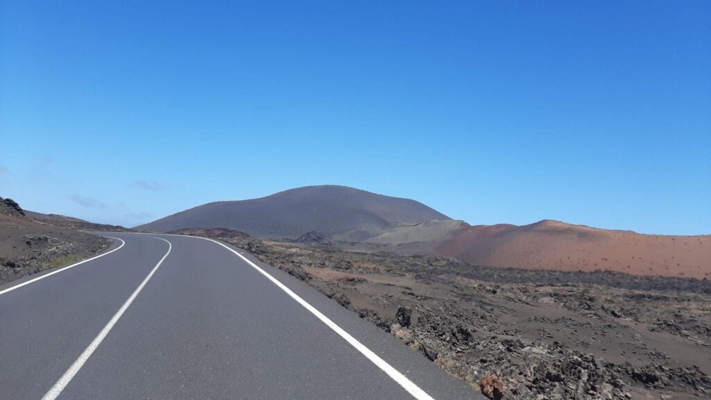 Vulkanisch landschap op Lanzarote – winterzon op de Canarische Eilanden