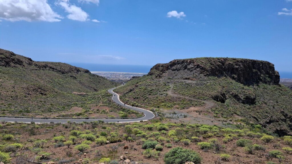 Landschap van Gran Canaria tijdens een autorit – winterzon op de Canarische Eilanden