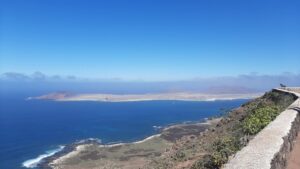 Uitzicht vanaf Lanzarote op La Graciosa, het kleine “spiegelei”-eiland