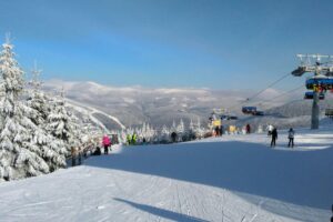 wintersport voor beginners op een brede piste.
