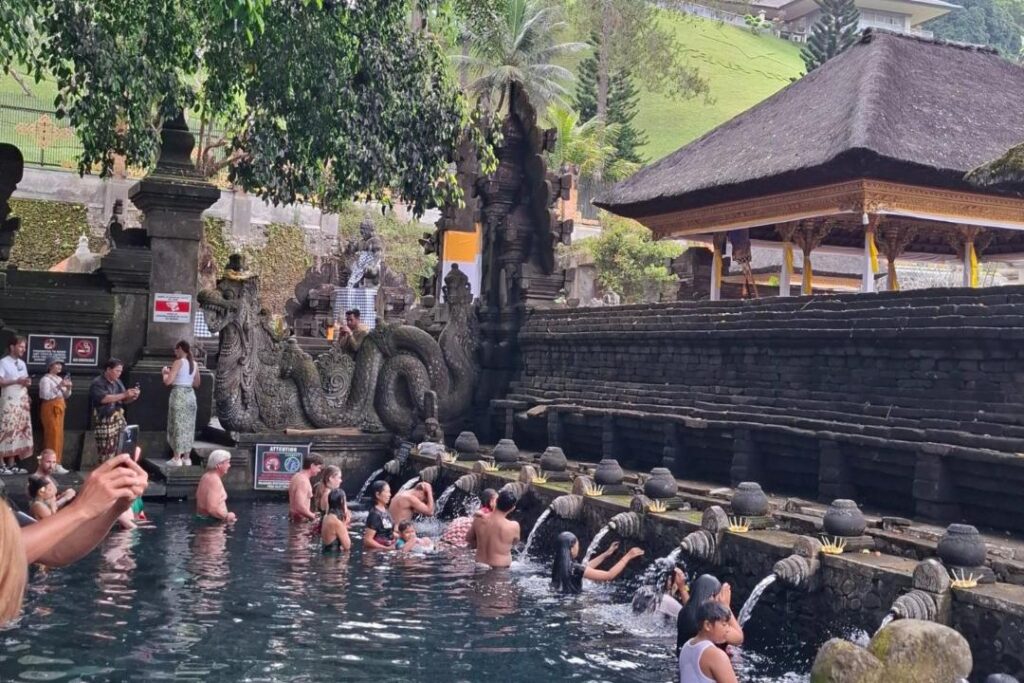 Solo reizen tips: bezoek een tempel in Bali als excursie tijdens je solo avontuur