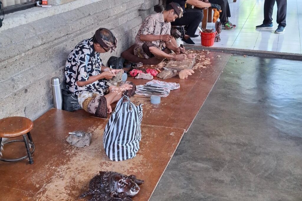 Traditioneel Balinees houtsnijwerk uit Ubud