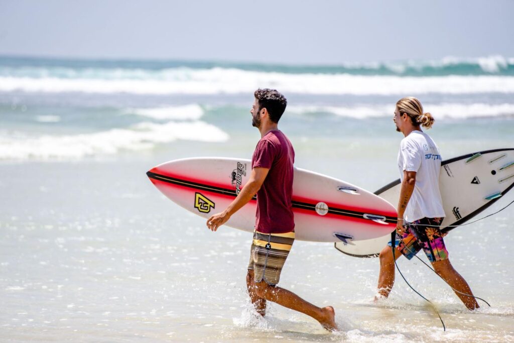 Gouden strand in Australië met surfers en helderblauwe lucht in februari.