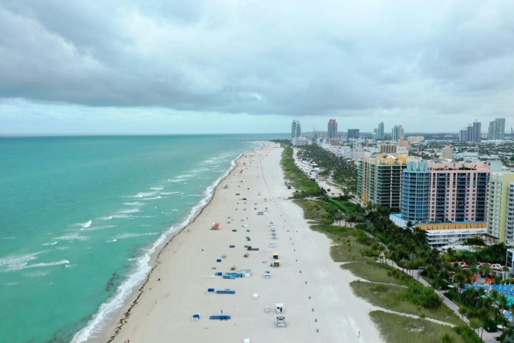 Strand in Miami met zee en hotels in februari, perfect voor een zonnige wintervakantie.
