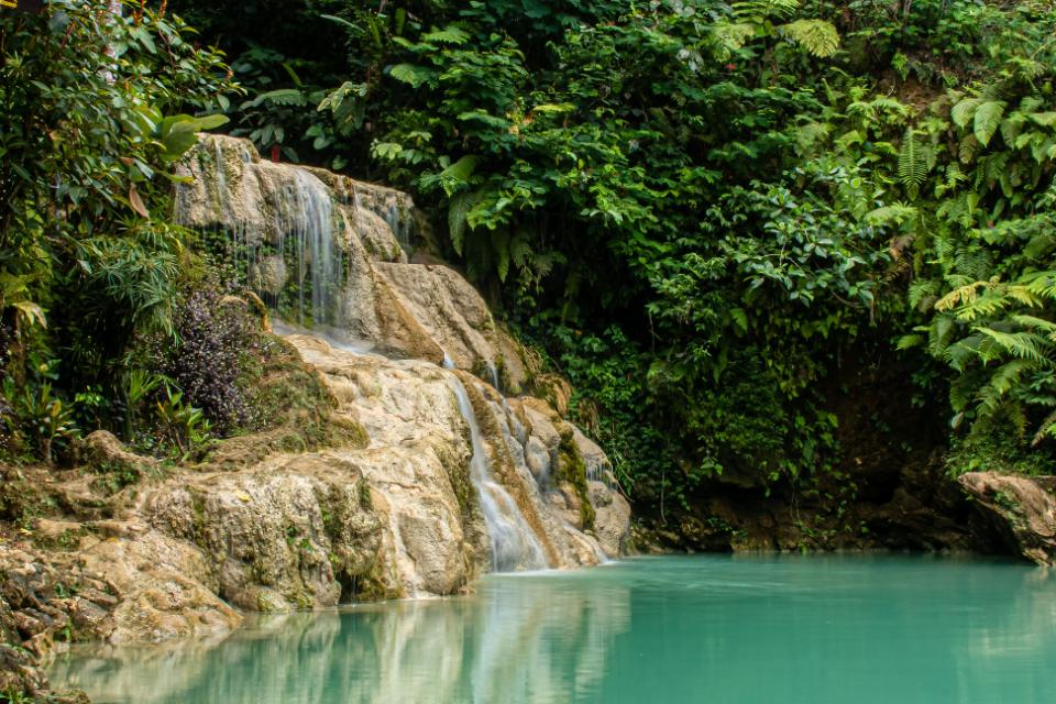 Tropische waterval in Costa Rica