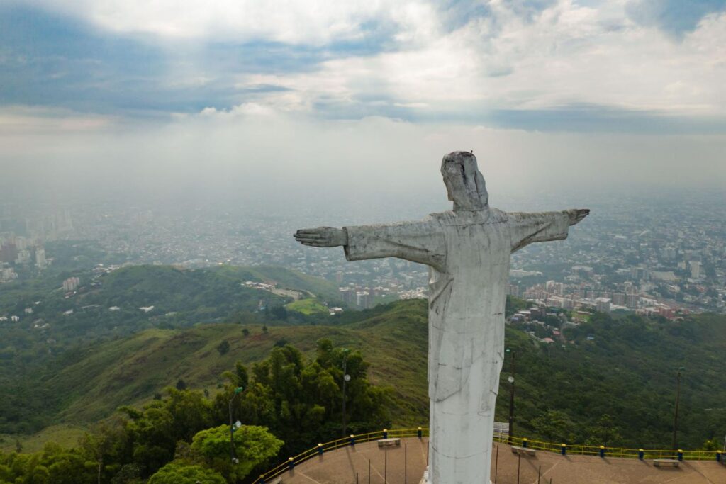 Uitzicht op Rio de Janeiro met Christusbeeld en stranden in februari, perfect voor een zonnige vakantie.