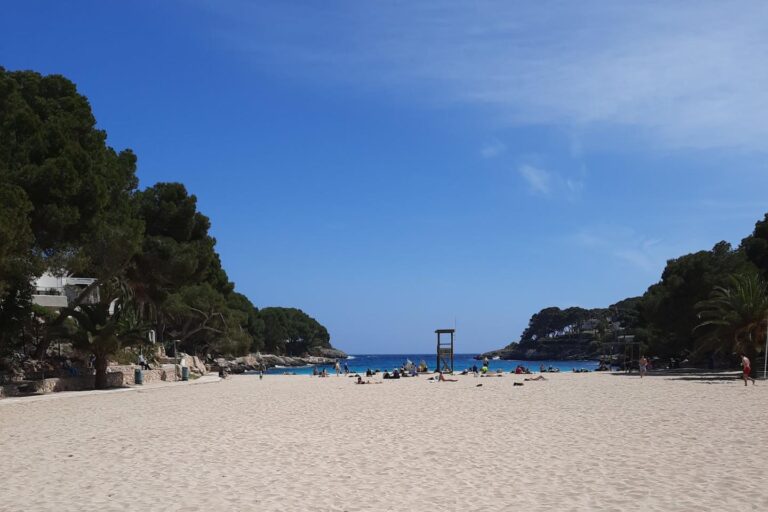 Zonnig strand met blauwe zee in februari