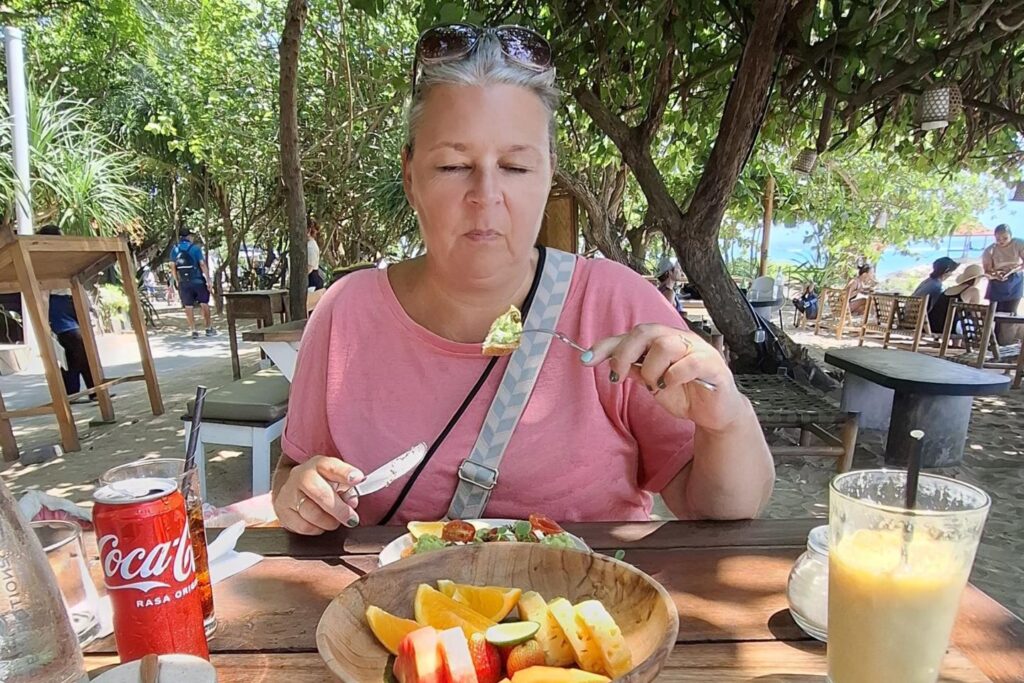 Solo reiziger geniet van ontbijt op terras tijdens weekendje weg alleen