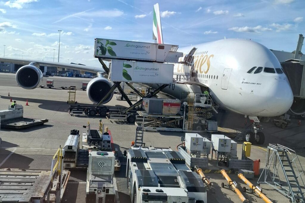 Vliegtuig op luchthaven voor budget rondreis Thailand