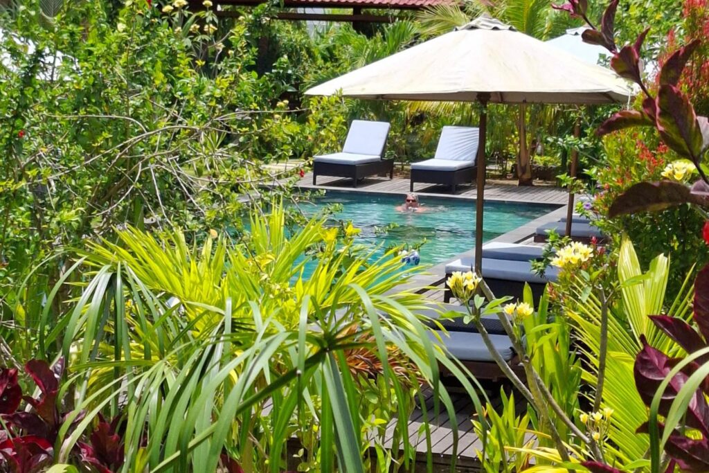 Uitzicht vanaf hotelveranda op zwembad in Thailand