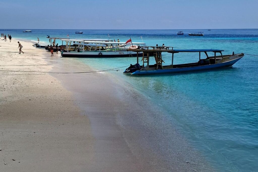Traditionele longtail boot op rivier in Thailand