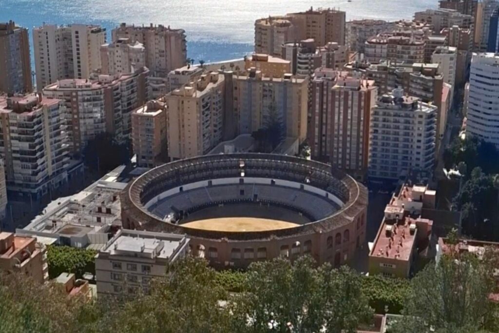 Solo reizen tips: uitzicht op de stierenvechtarena van Málaga voor solo reizigers