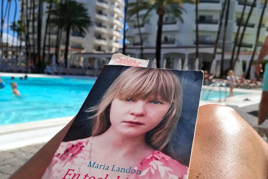 Solo reizen tips: geniet van je eigen gezelschap met een boek bij het zwembad