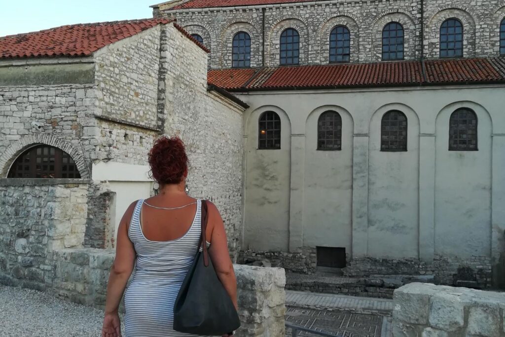 Solo reiziger wandelt door de stad tijdens weekendje weg alleen