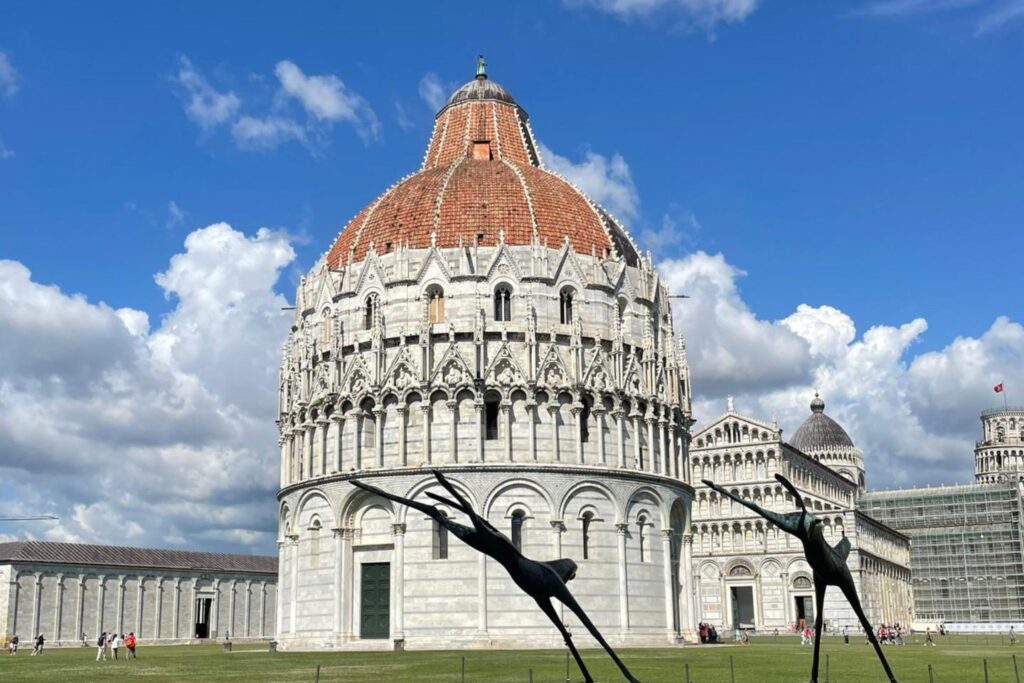 Scheve Toren van Pisa en de koepel van de kathedraal