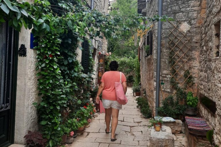 Solo reiziger loopt door smal straatje tijdens weekendje weg alleen in een Europese stad