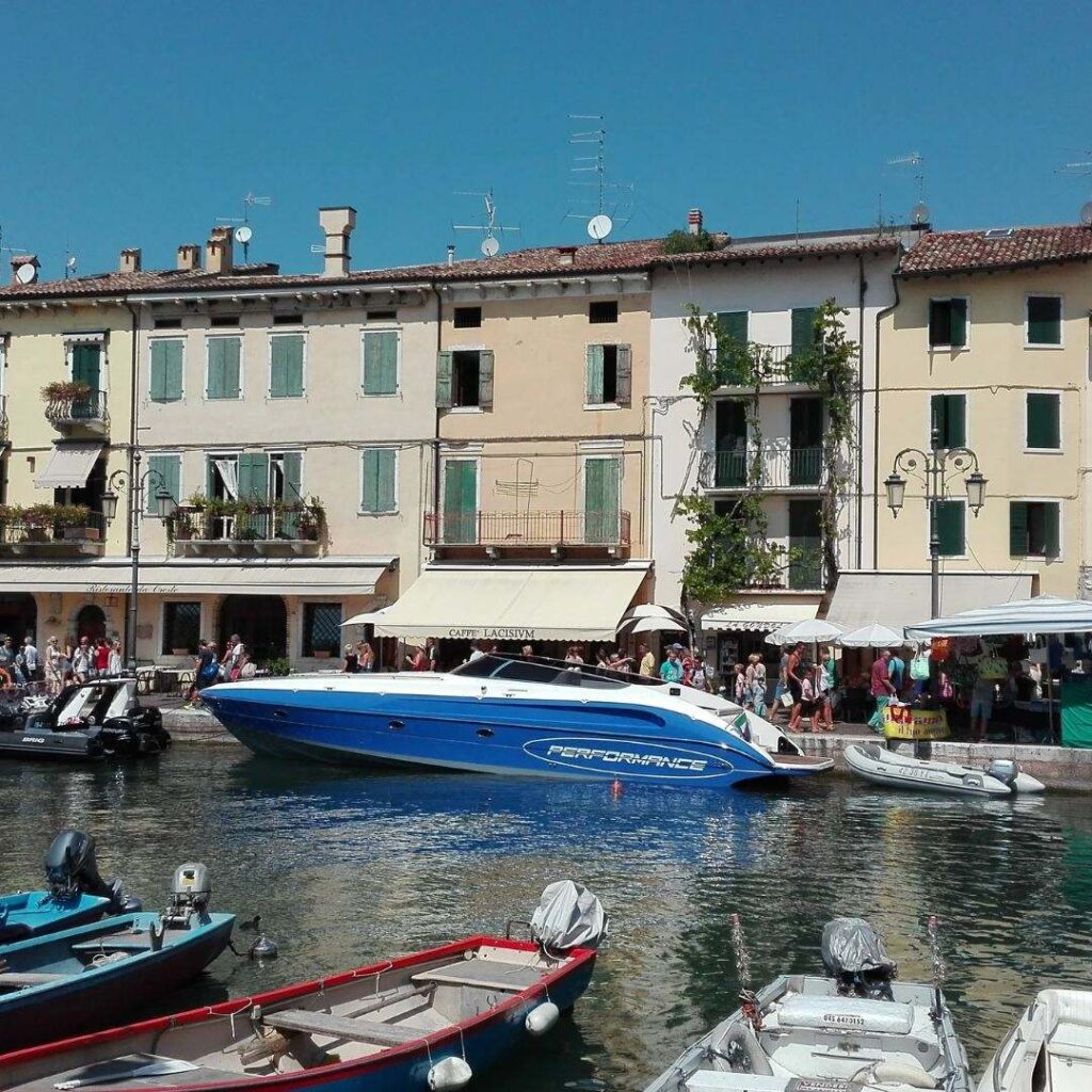 Klein haventje in Lazise met gekleurde huizen en een charmant straatje