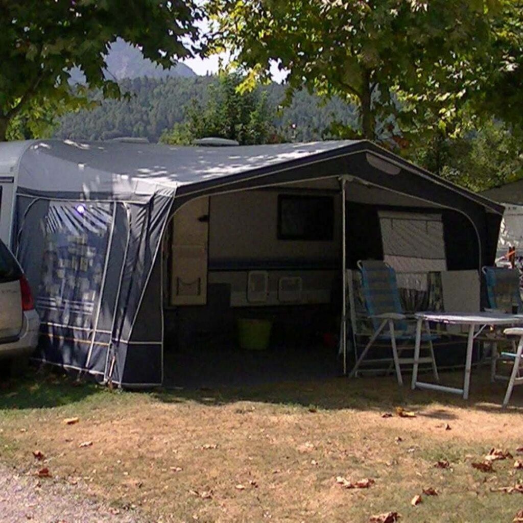 Caravan met voortent op een camping aan het Gardameer