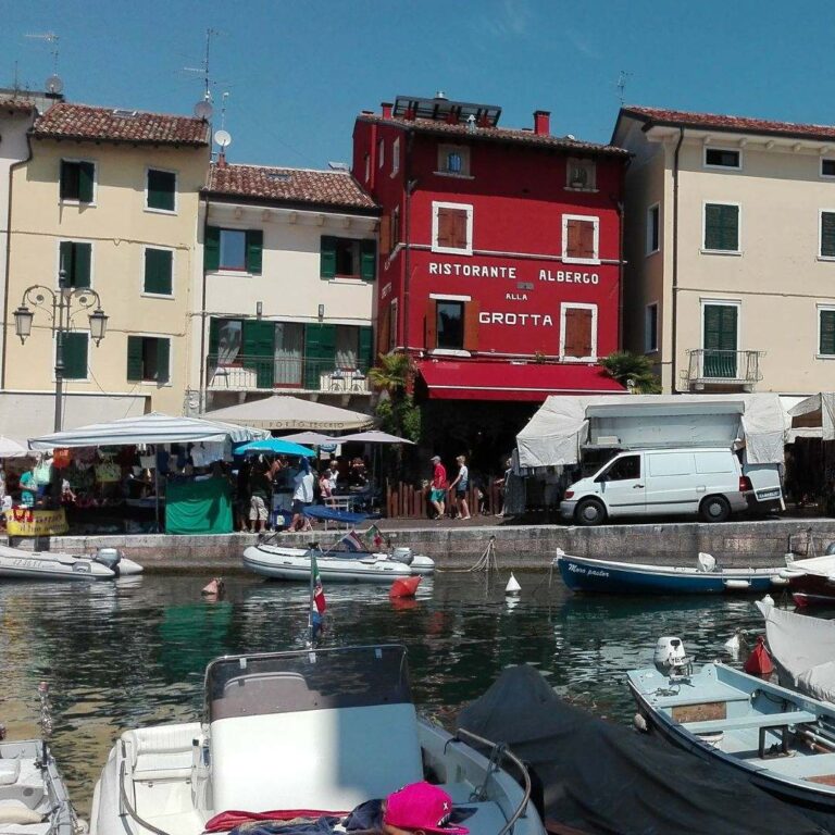 Klein haventje en pittoresk straatje in Lazise aan het Gardameer